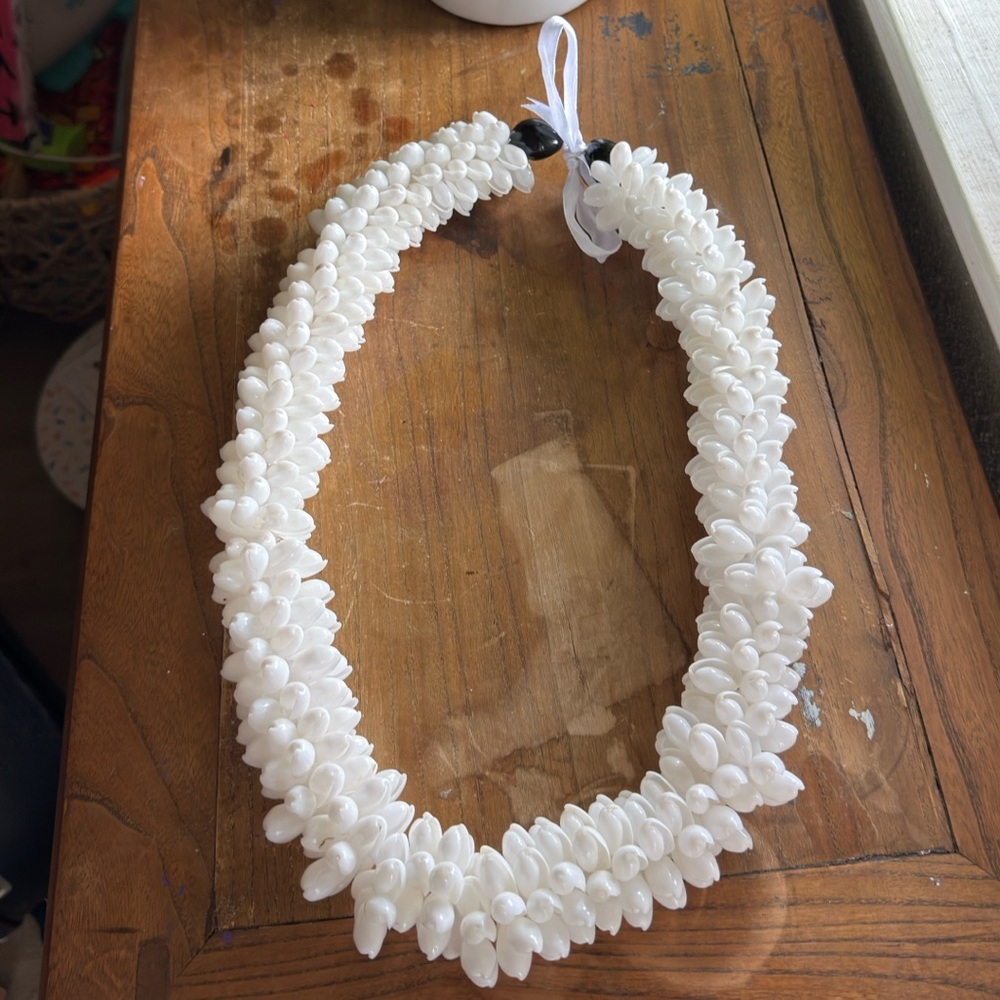 Hawaiian white seashell lei unisex
